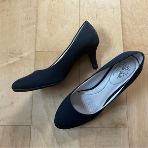 LifeStride black low heel pump